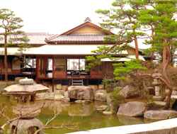 Maison japonais avec lanterne-en pierre