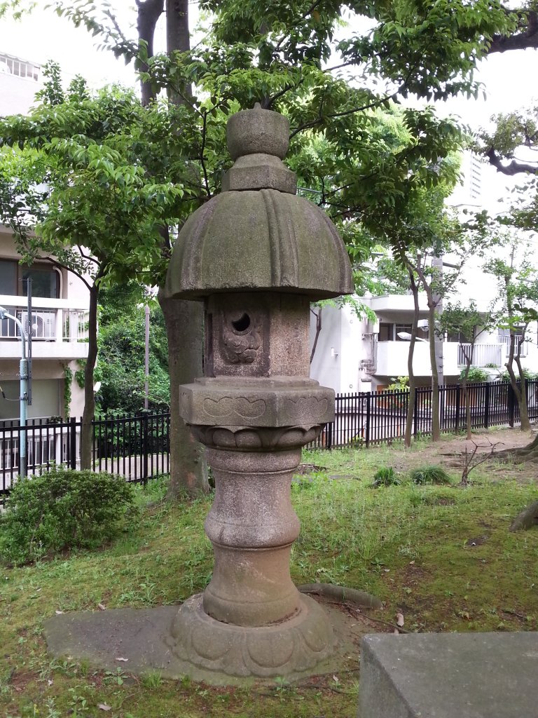 Nuresagi Stone Lantern  Korekiyo Memorial Park Tokyo